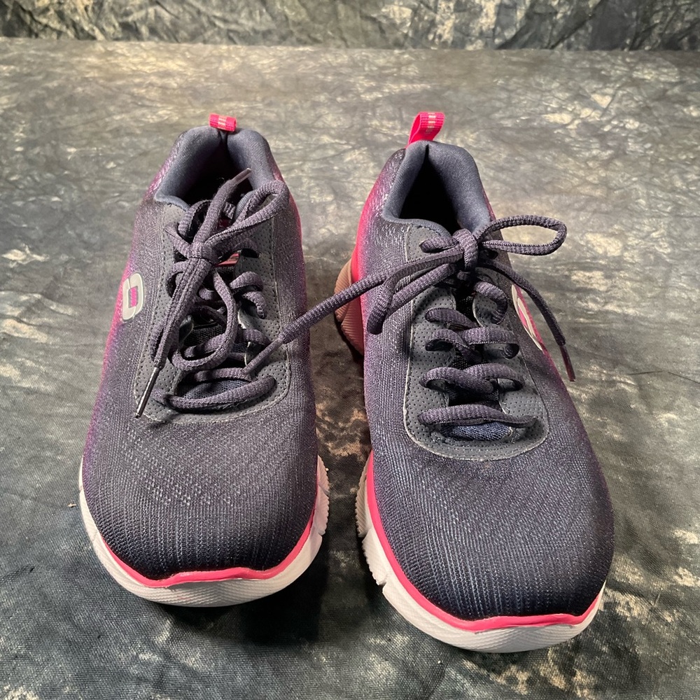 Skechers memory gel shoes.